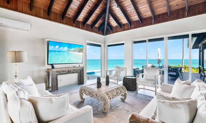 William's Town House | Inspiration Point, newly renovated, heated pool & year-round sandy beach