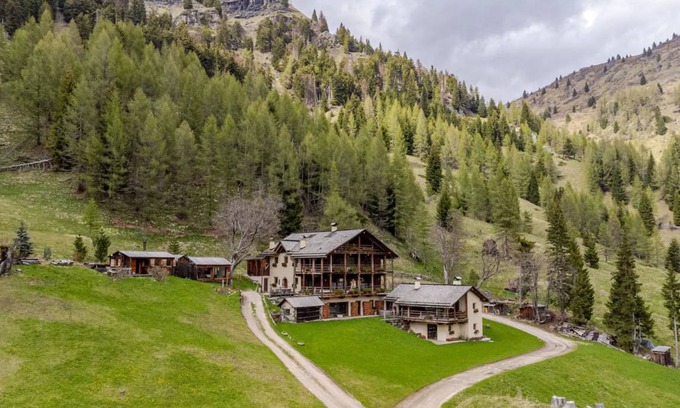 Livinallongo del Col di Lana Ski Chalet | 800 m² Chalet ∙ 10 bedrooms ∙ 20 guests