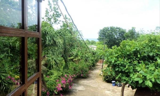 Moore Town House | La Familia Guesthouse