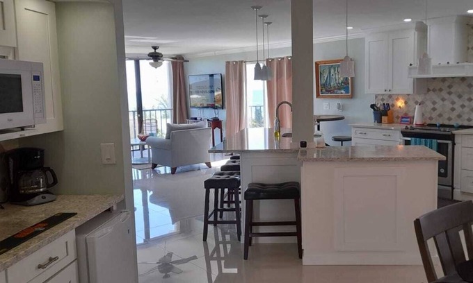 Williams Town Condo | NEW π΄ππ OCEANποΈFRONT πππ΄4 Bedroom PENTHOUSE w/ large Private Roof Terrace