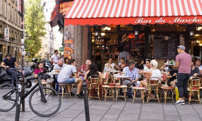 Saint-Germain-des-Pres Apartment | PARISIAN ELEGANCE AT RUE BUCI: STEPS AWAY FROM CAFÉ DE FLORE AND LES DEUX MAGOTS