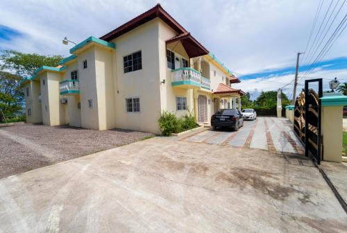 Runaway Bay House | Private rooms in Runaway Bay home - Walk to the beach