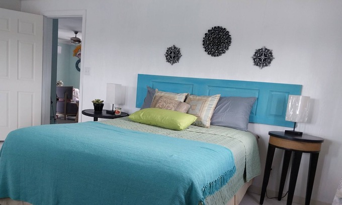 Tar Bay Apartment | Quiet 2 bedroom apartment / Private Balcony /Parking /Garden