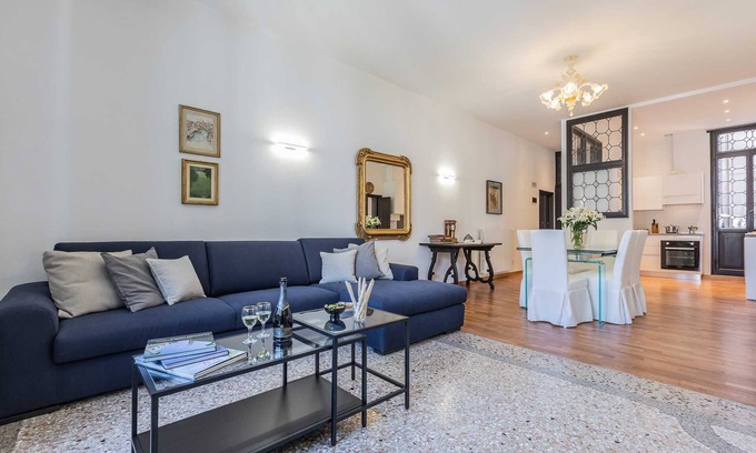 San Marco Apartment | San Marco Alluring and Spacious Apartment with Elevator