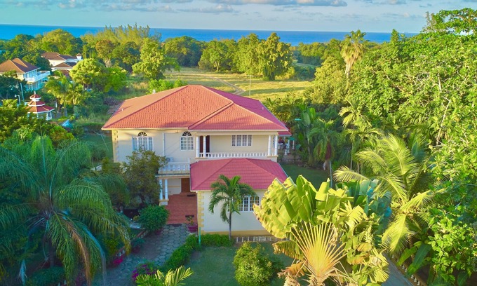 Runaway Bay Villa | Spacious 5 Bedroom Villa, Centrally Located, Near Beach.