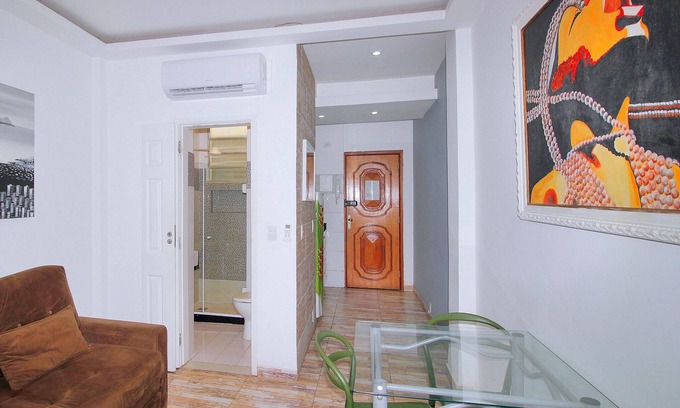 Copacabana Apartment | Studio with side view to the beach