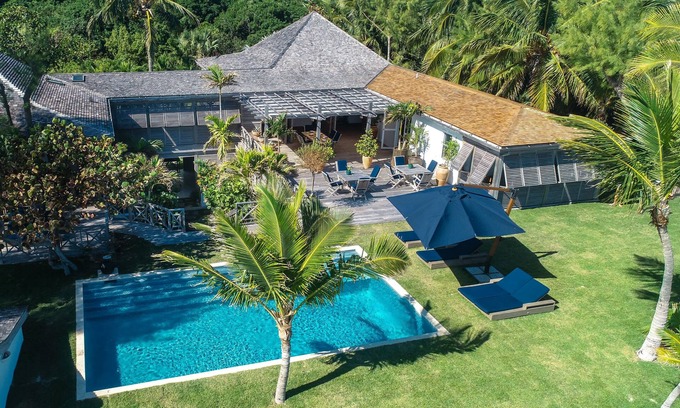 Dunmore Town House | Stunning Beachfront Villa Retreat in the Bahamas