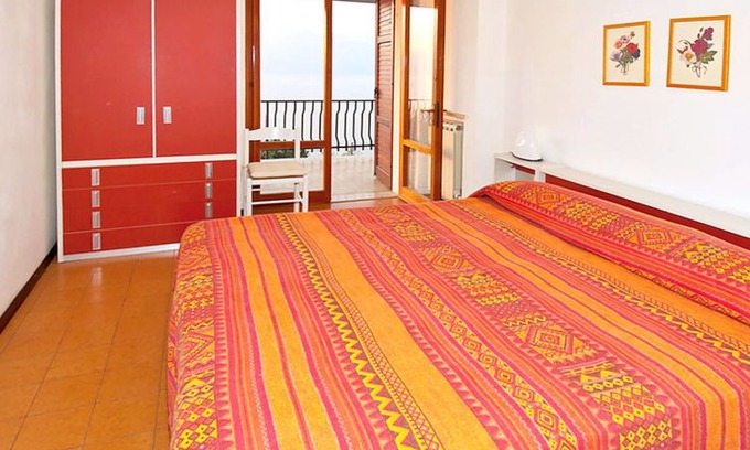 Frader Apartment | Torri del Benaco Apartment, Sleeps 6 with Pool and Free WiFi