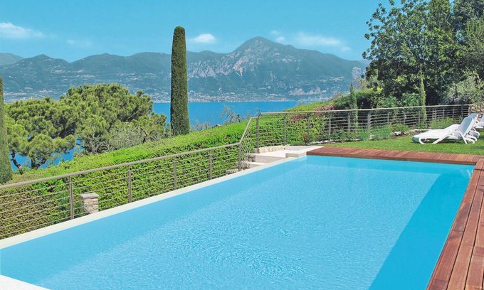 Frader Apartment | Torri del Benaco Apartment, Sleeps 7 with Pool and Free WiFi