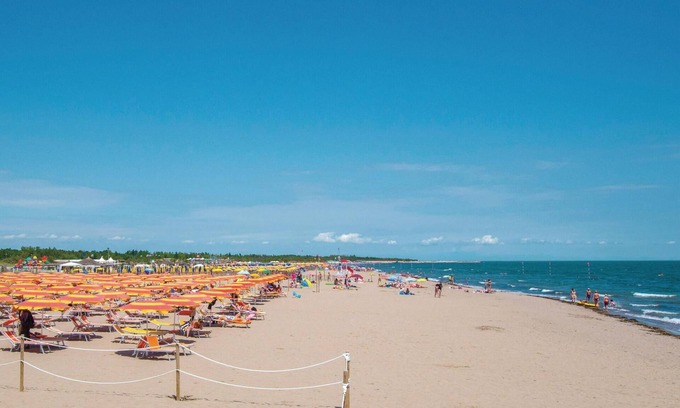 Rosolina Mare Apartment | Vacation apartment on the second floor of a building, 200 meters from the sea.