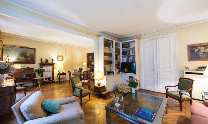 Saint-Germain-des-Pres Apartment | Veeve - Charming Bonaparte