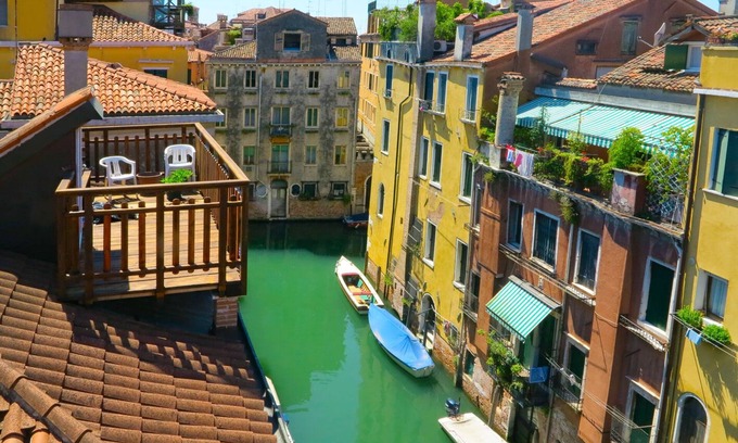 Cannaregio Apartment | Venice Rialto Penthouse with terrace and canal view wifi air conditioning