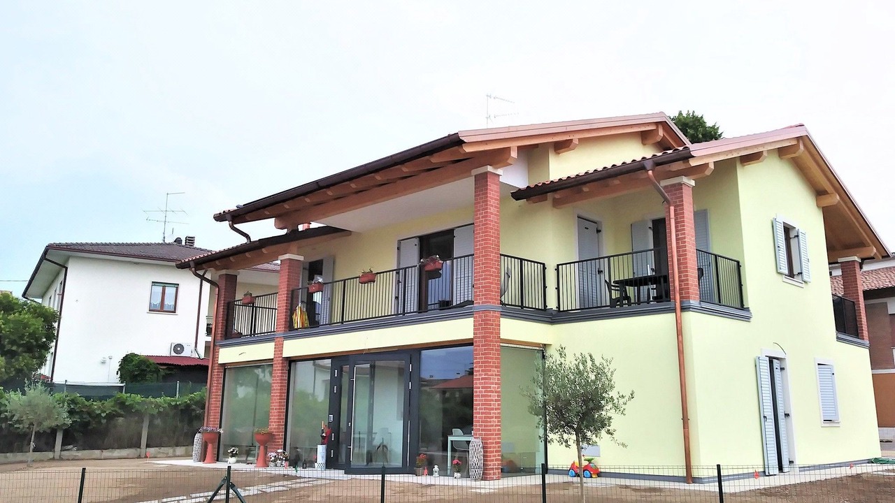 Photo of Buildings in Pacengo