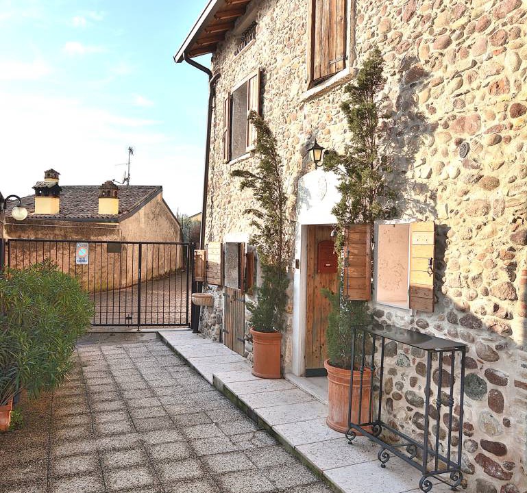 Photo of Buildings in Calmasino