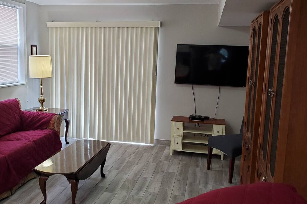 Photo of Livingroom in Mill Basin