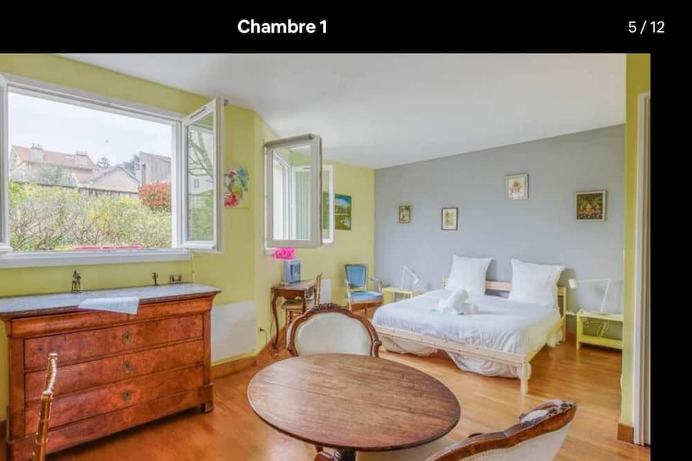 Photo of Bedroom in Le Plessis-Robinson
