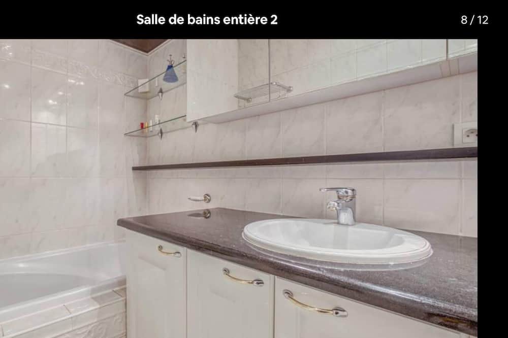 Photo of Bathroom in Le Plessis-Robinson