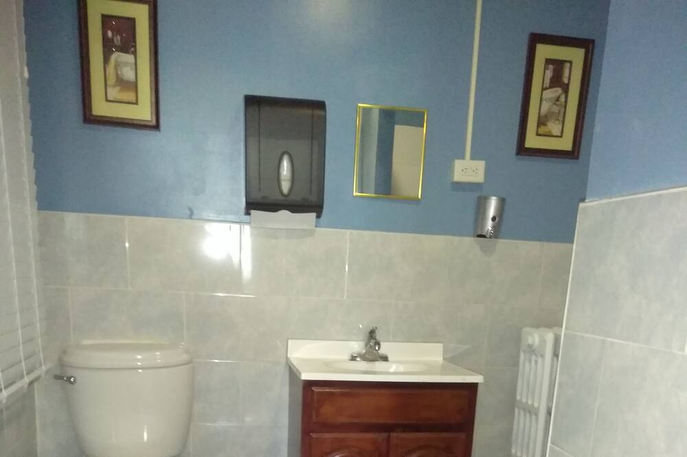 Photo of Bathroom in Bushwick