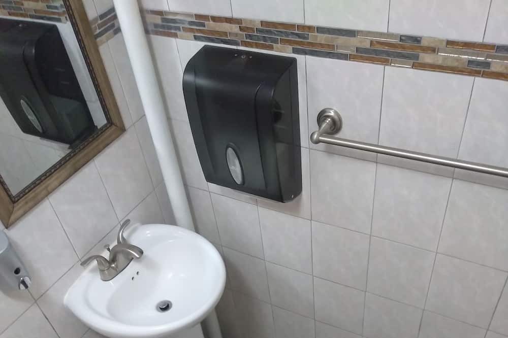Photo of Bathroom in Bushwick