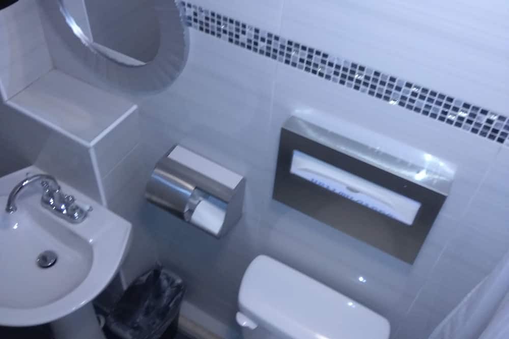 Photo of Bathroom in Bushwick