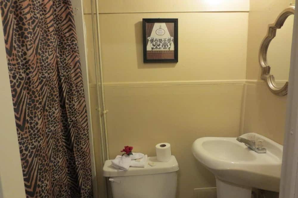 Photo of Bathroom in Bushwick