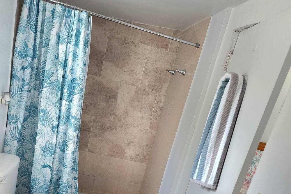 Photo of Bathroom in Tar Bay