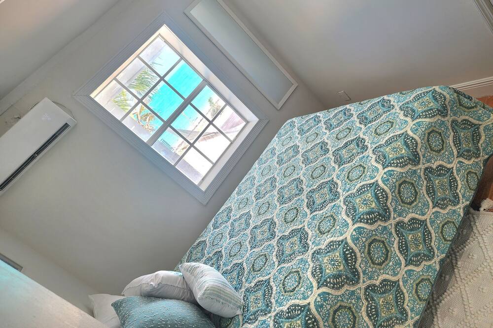 Photo of Bedroom in Tar Bay