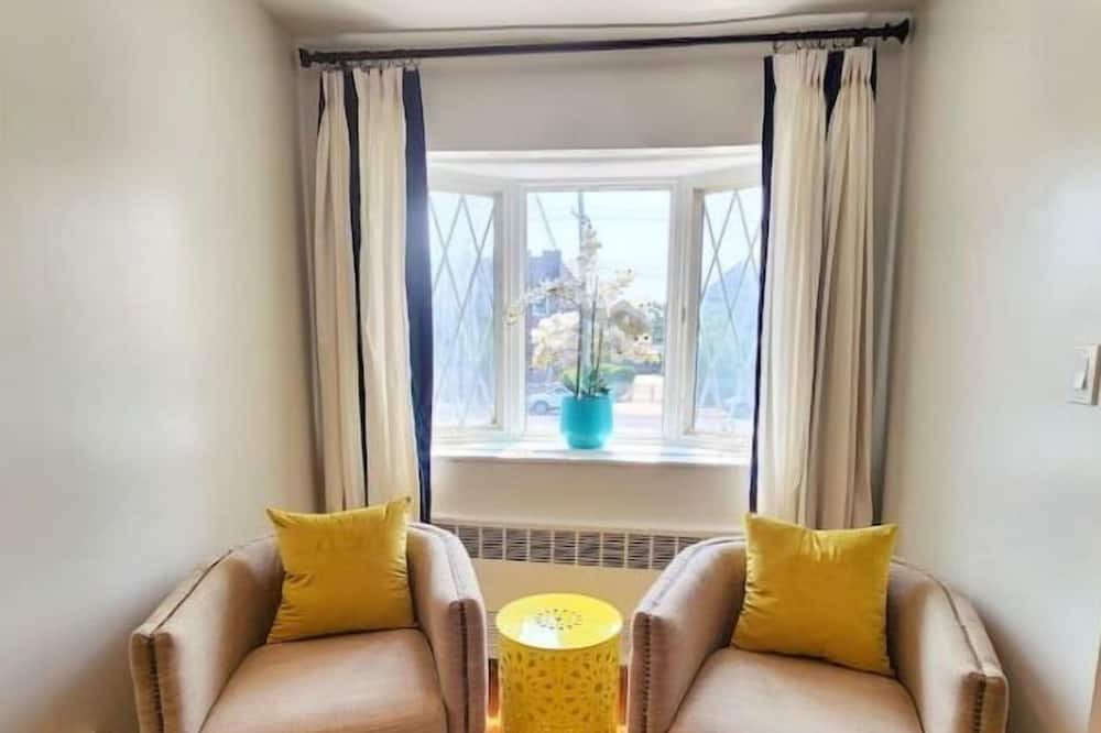 Photo of Livingroom in Canarsie