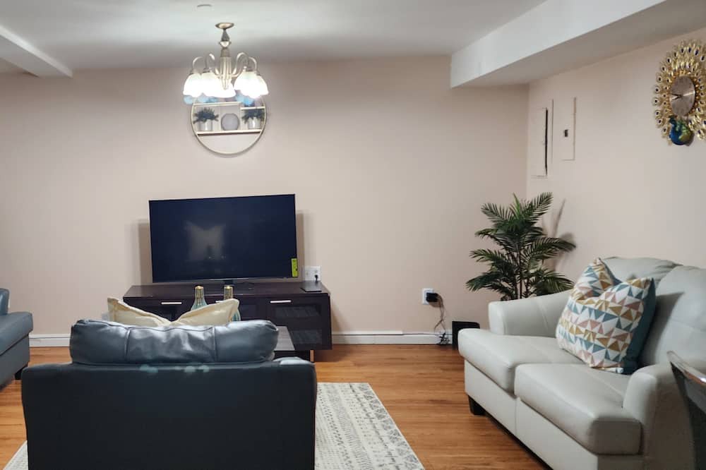 Photo of Livingroom in Port Richmond