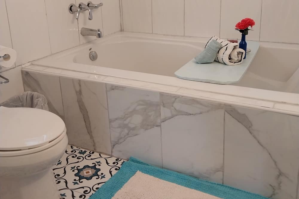 Photo of Bathroom in Tar Bay