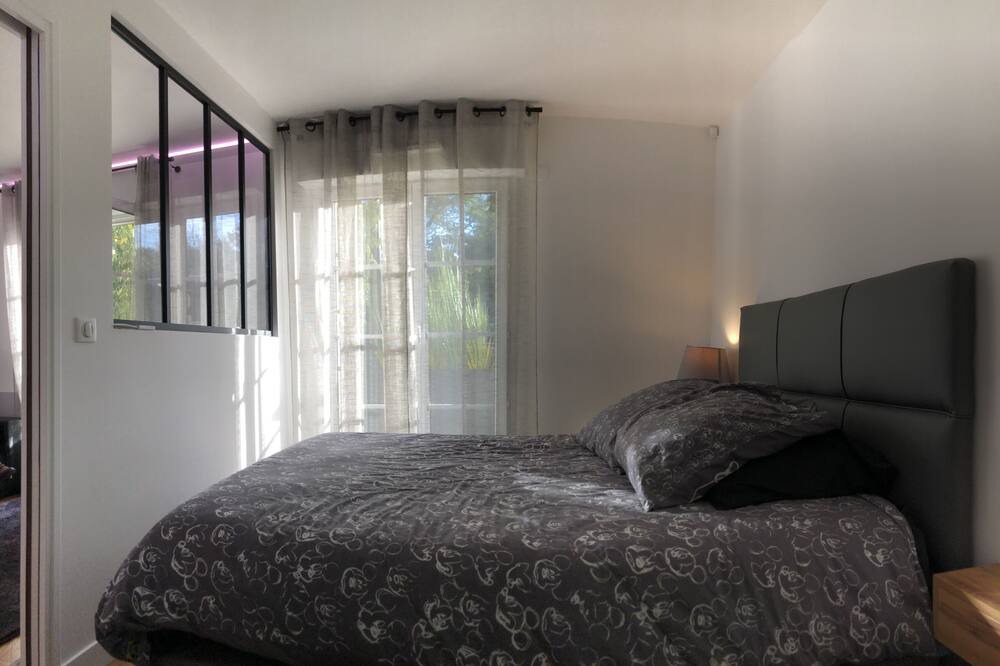 Photo of Bedroom in Le Plessis-Robinson