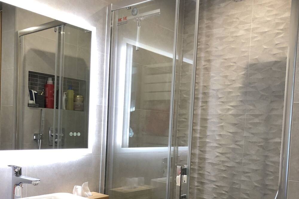 Photo of Bathroom in Le Plessis-Robinson