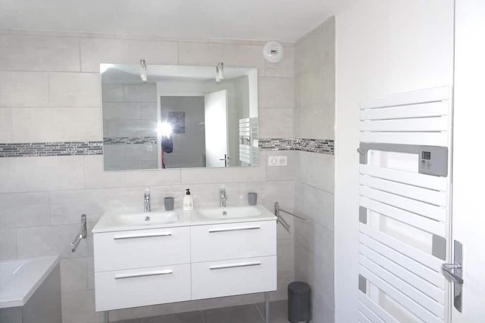 Photo of Bathroom in Saint-Germain-sur-Morin