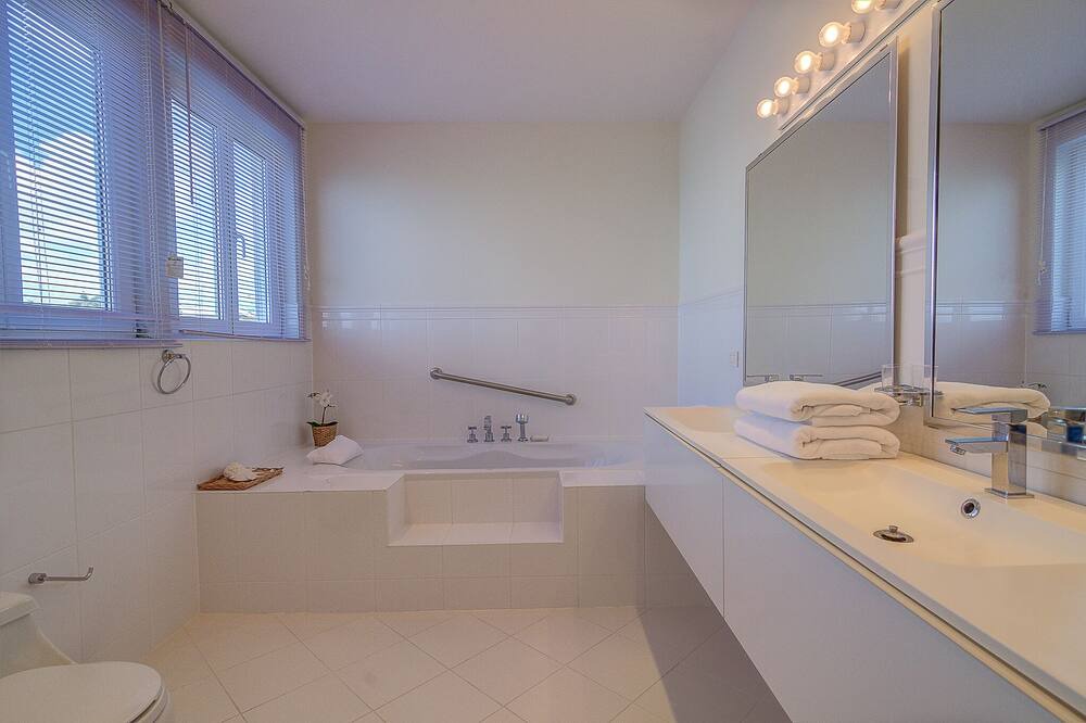 Photo of Bathroom in Nassau