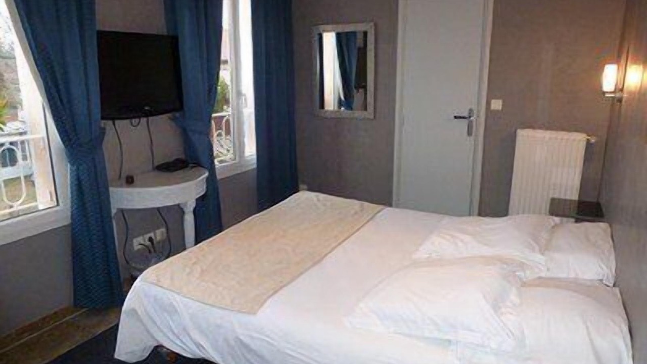 Photo of Bedroom in La Varenne Saint-Hilaire
