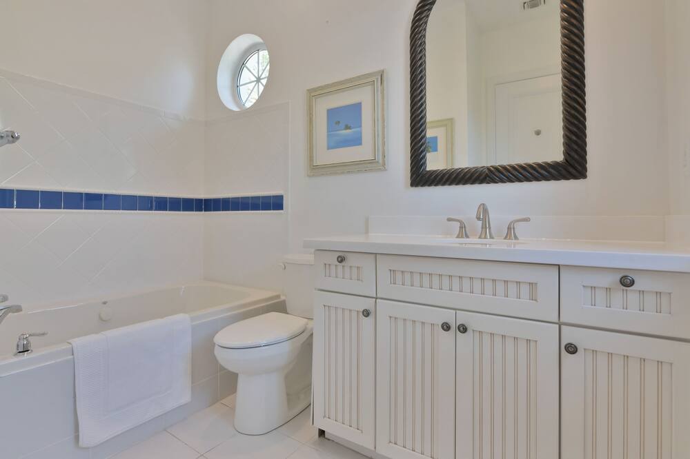 Photo of Bathroom in Rokers Point