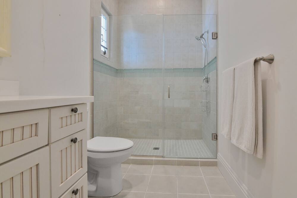 Photo of Bathroom in Rokers Point