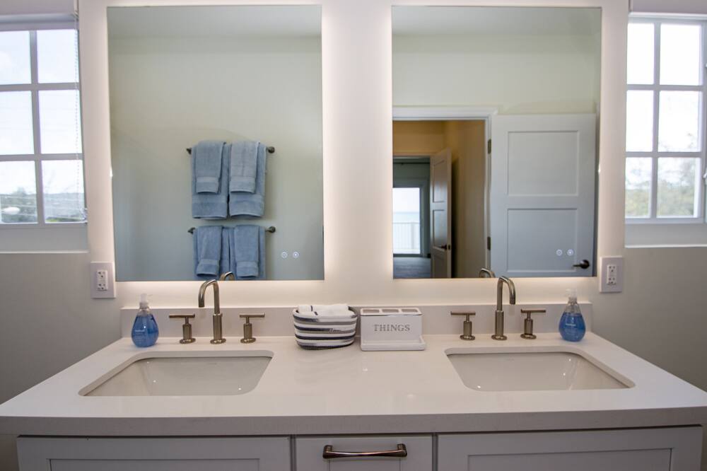 Photo of Bathroom in Tar Bay