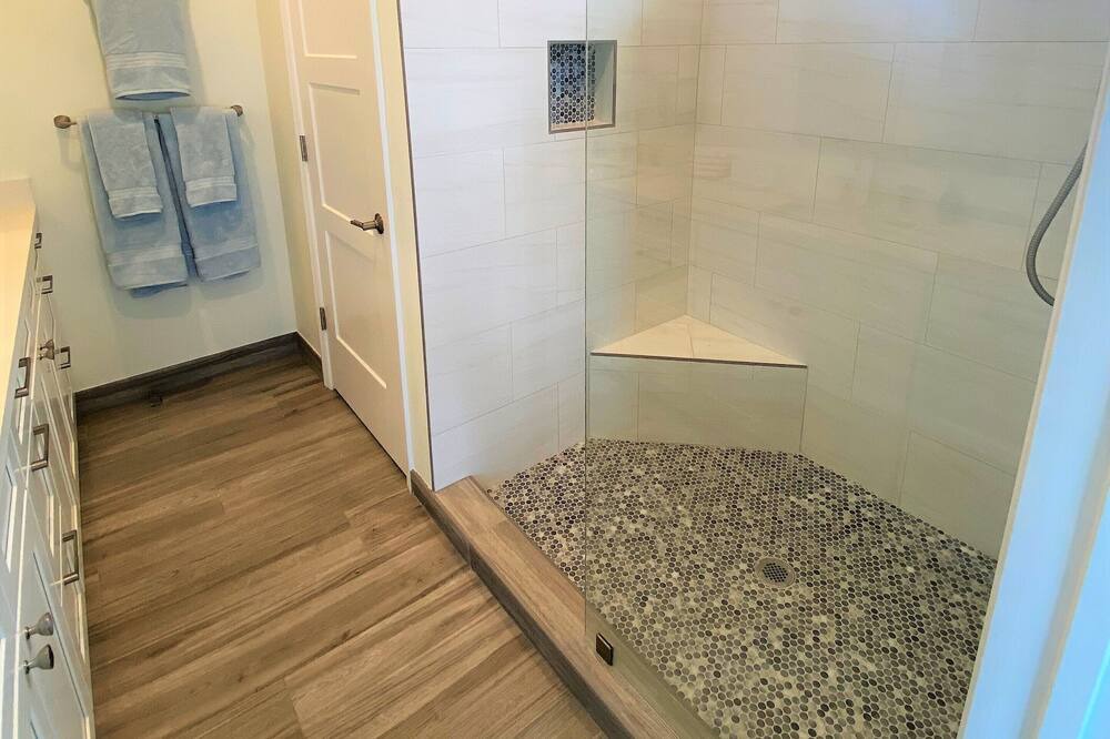 Photo of Bathroom in Tar Bay