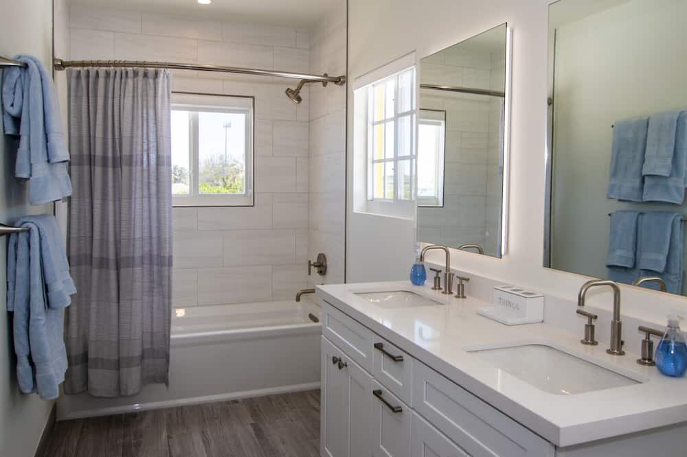 Photo of Bathroom in Tar Bay