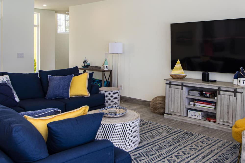 Photo of Livingroom in Tar Bay