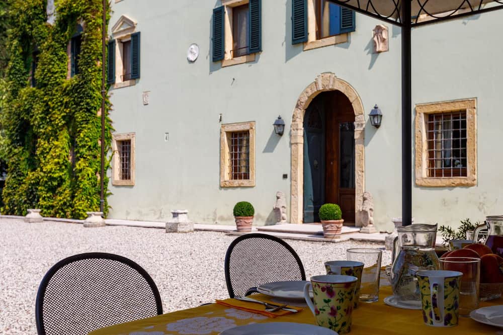 Photo of Patio Balcony in Concamarise