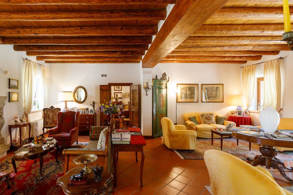 Photo of Livingroom in Concamarise