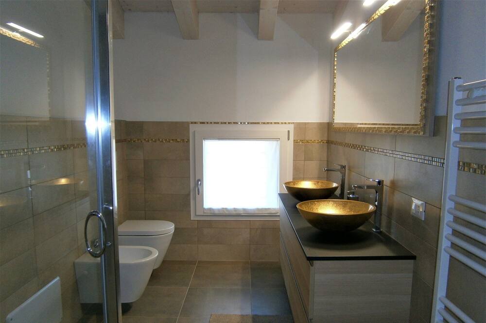Photo of Bathroom in Peraga