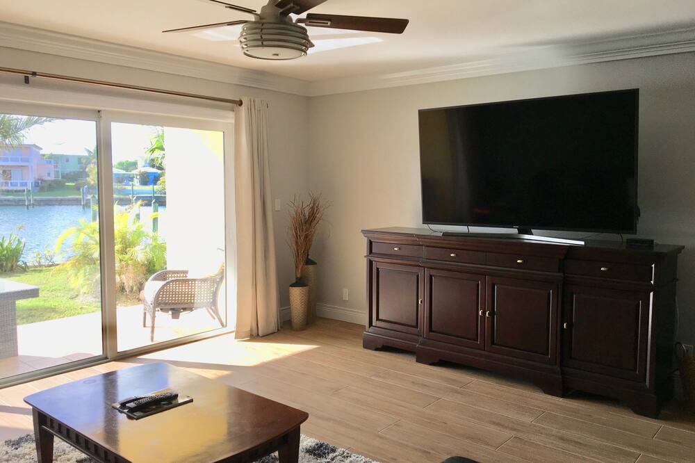 Photo of Bedroom in Bahamia West