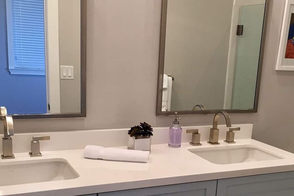 Photo of Bathroom in Staniel Cay