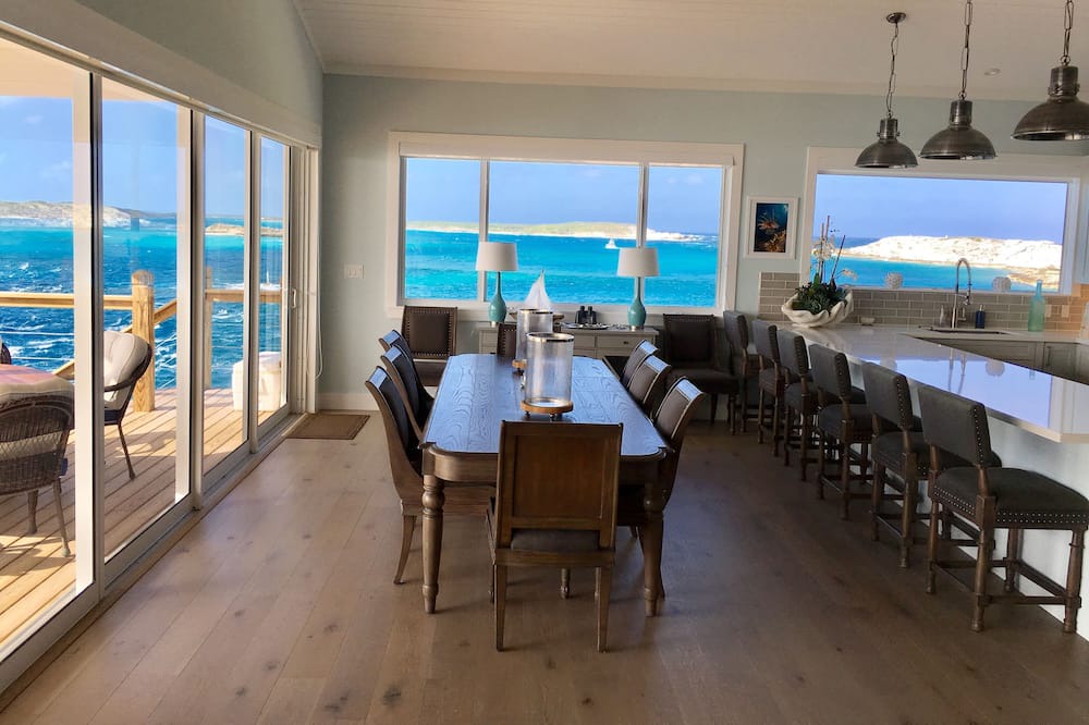 Photo of Livingroom in Staniel Cay