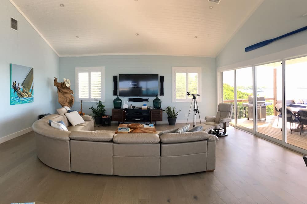 Photo of Livingroom in Staniel Cay