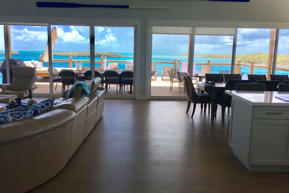 Photo of Livingroom in Staniel Cay
