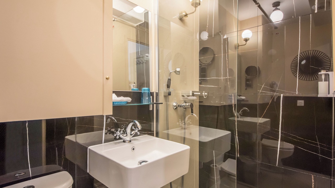 Photo of Bathroom in Montparnasse